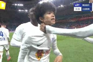 大连英博客场领先！吕焯毅禁区外远射打破僵局