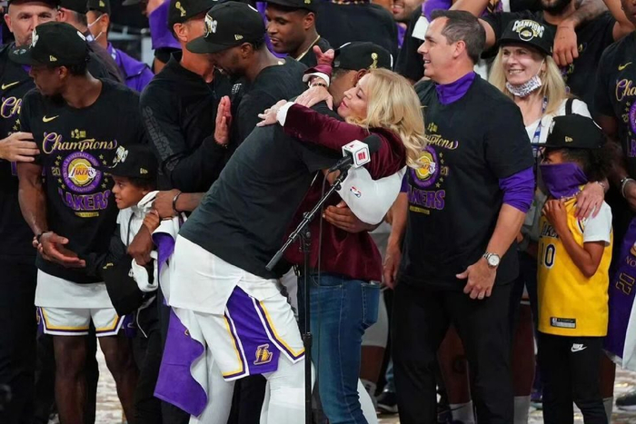 害！巴斯家族内斗，詹姆斯无辜躺枪|湖人|珍妮|洛杉矶快船队|洛杉矶湖人队|自由球员_新浪体育_新浪新闻